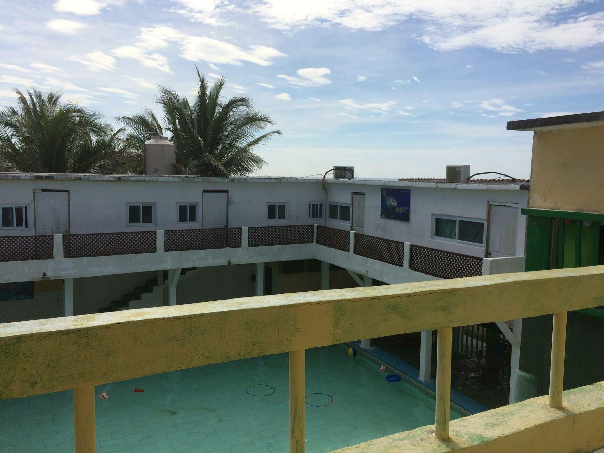 Tortugas Place Hotel Y Bungalos Монтеррико Екстер'єр фото